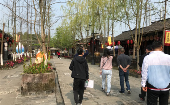 天府旅游公司召开战旗项目现场工作会